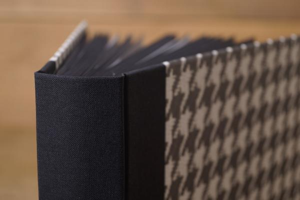 Album spine made of black linen "Papeterie Schreibweise"
